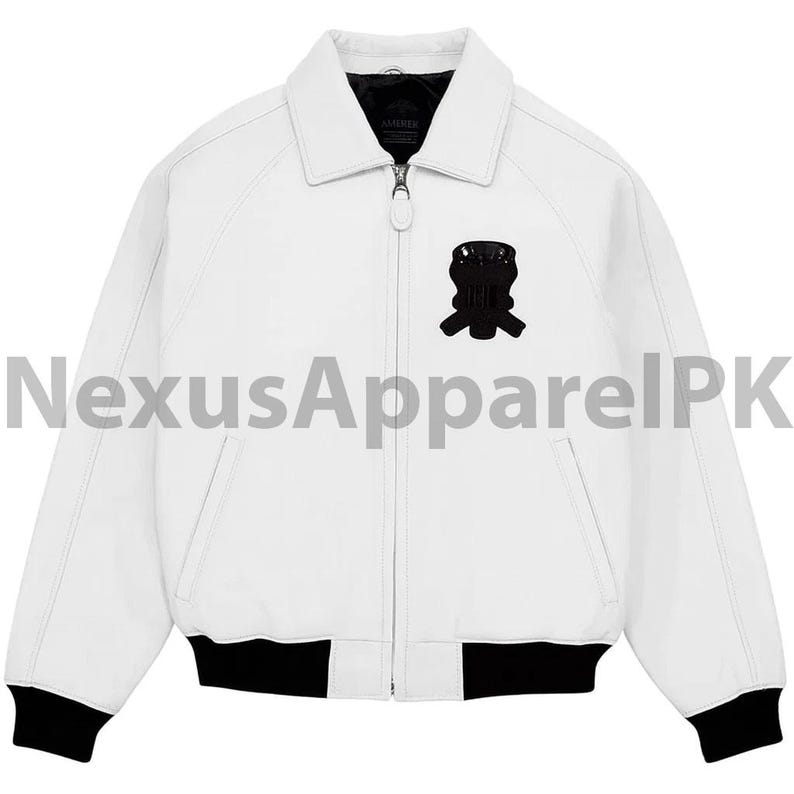 Puede incluir: Chaqueta de cuero blanca con un emblema negro en el pecho. La chaqueta tiene cuello, cierre de cremallera y pu&ntilde;os y dobladillo negros. El texto "NexusApparelPK" es visible.