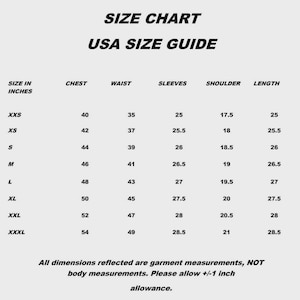 Puede incluir: Una tabla de tallas titulada "SIZE CHART USA SIZE GUIDE" con medidas en pulgadas para pecho, cintura, mangas, hombros y largo. Las tallas van de XXS a XXXL, con las medidas correspondientes. El texto indica que todas las medidas son de la prenda.
