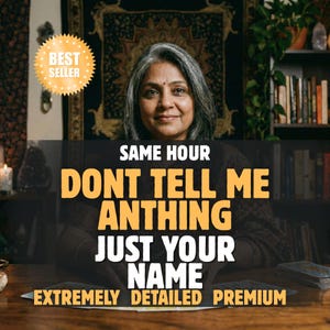 以下が含まれることがあります： グレーの髪の人物と「BEST SELLER」「SAME HOUR」「DONT TELL ME ANTHING JUST YOUR NAME」「EXTREMELY DETAILED PREMIUM」というテキストが書かれたデジタル画像。背景には本棚とタペストリーのある暗い部屋が写っている。