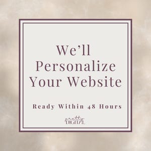 Op de afbeelding: Een vierkante afbeelding met een lichtbeige achtergrond en een donkerpaarse rand. De tekst luidt: We'll Personalize Your Website, Ready Within 48 Hours, met het logo pretty DIGITAL onderaan. Het ontwerp is gecentreerd en gebruikt een schreeflettertype.