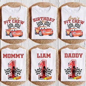 Op de afbeelding: Zes witte t-shirts met rode raceauto-afbeeldingen. Twee shirts tonen Liam's PIT CREW met geblokte vlaggen. Eén toont BIRTHDAY Boy met vlaggen. Drie shirts tonen een groot cijfer 1 met een autowiel, vlaggen en de tekst MOMMY, LIAM of DADDY.