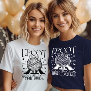 Op de afbeelding: Een wit t-shirt met zwarte tekst EPCOT EST. 2026 Sophia's Bachelorette THE BRIDE en een marineblauw t-shirt met witte tekst EPCOT EST. 2026 Sophia's Bachelorette BRIDE SQUAD, beide voorzien van een afbeelding van een geodetische koepel.