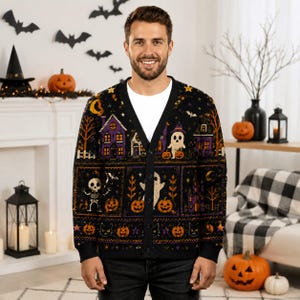 Può includere: Un cardigan nero con scollo a V e chiusura a bottoni, caratterizzato da un motivo ripetuto a tema Halloween. Il design in maglia presenta case infestate viola, fantasmi bianchi, zucche arancioni, scheletri, gatti neri, pipistrelli e lune.