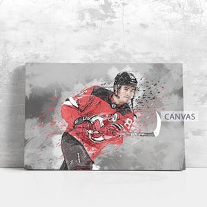 Könnte beinhalten: Leinwanddruck mit einer stilisierten Illustration eines Eishockeyspielers in einem rot-schwarzen Trikot. Das Kunstwerk hat einen malerischen Effekt mit roten und grauen Farbspritzern, und das Wort "CANVAS" ist sichtbar.