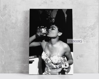 Póster de Eartha Kitt bebiendo miel, carrito de bar, lienzo en blanco y negro, arte de pared, impresión en lienzo enmarcada de Eartha Kitt, decoración del hogar A291, regalo de cumpleaños