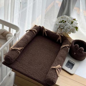 Wickelauflage - Teddy Wickelauflage Set in Schokolade mit Organizer, Körbchen & Wasserdichte Decke, Weiche Teddy Wickelauflage, Geschenk zur Geburt