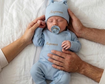 Haftowany zestaw ubranek dla niemowląt – prążkowane bawełniane body, czapeczka, ubranko dla noworodka, prezent na baby shower