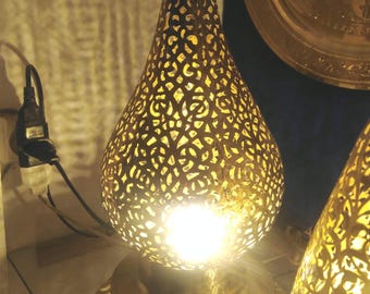 Mesita de noche marroquí de latón hecha a mano. Lámpara de mesa y de pie de cobre. Farol de metal grabado.