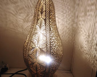 Lámpara de noche marroquí de latón hecha a mano. Lámpara de mesa de cobre. Iluminación artesanal de metal.