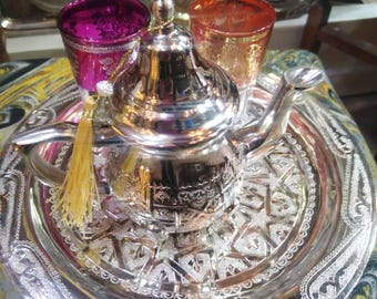 Bandeja de té marroquí de cobre hecha a mano. Una obra maestra de la artesanía tradicional.