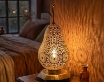 Lámpara marroquí de cobre con forma de pera, hecha a mano, con intrincado diseño recortado y decoración exótica.