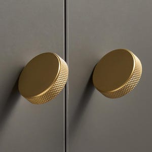 Tiradores de armario de latón macizo dorado moleteado, tiradores de cajón acanalados, herrajes de cocina de estilo industrial.