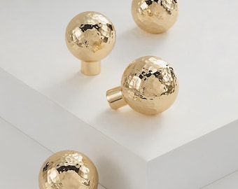 Puxadores de armário esféricos em latão martelado, puxadores de gaveta em latão maciço polido.
