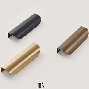 Op de afbeelding: Een witte keramische mok met een zwarte handgreep en de tekst "But First, Coffee" in een zwarte, vette letter. De mok staat op een wit oppervlak. De mok is ongeveer 10 cm hoog.