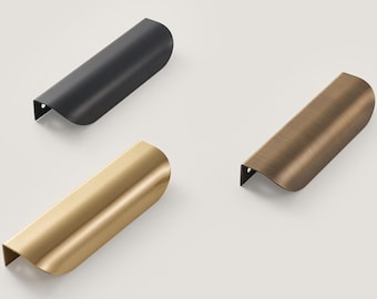 Puxadores elegantes em latão escovado com borda arredondada para portas e gavetas de armários de cozinha.