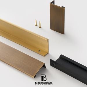 Pode incluir: Uma caneca de cerâmica branca com uma alça preta e o texto "But First, Coffee" em preto, em negrito. A caneca está sobre uma superfície de madeira. A caneca tem aproximadamente 10 cm de altura.