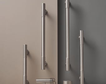 Puxadores e maçanetas lineares em níquel escovado para armários, portas e gavetas de cozinha.