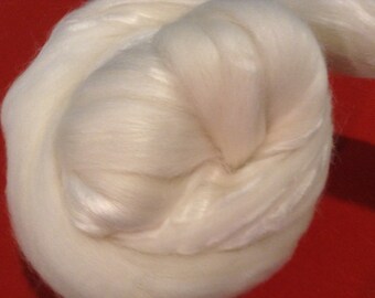 Merino/Bambú Top, Merino/Bambú Meving, 100 gramos de 70 por ciento lana merino y 30 por ciento fibra de bambú, ideal para hilar o fieltrar.