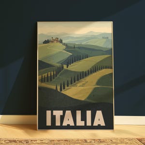 Puede incluir: Una impresión artística enmarcada que presenta un paisaje italiano estilizado. La obra de arte representa colinas verdes onduladas, una carretera sinuosa y una villa. La palabra "ITALIA" está impresa en letras grandes y en negrita en la parte inferior.