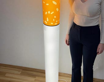 Lámpara de pie LED retro con diseño de cigarrillo – 104 cm – Diseño vintage e iluminación elegante para cualquier habitación.