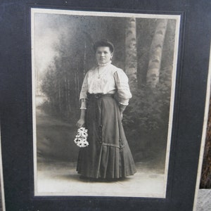 Large Victorian Studio Mounted Photo - Cabinet Card - Lovely Young Lady Holding A Bouquet of Flowers - Northampton PA