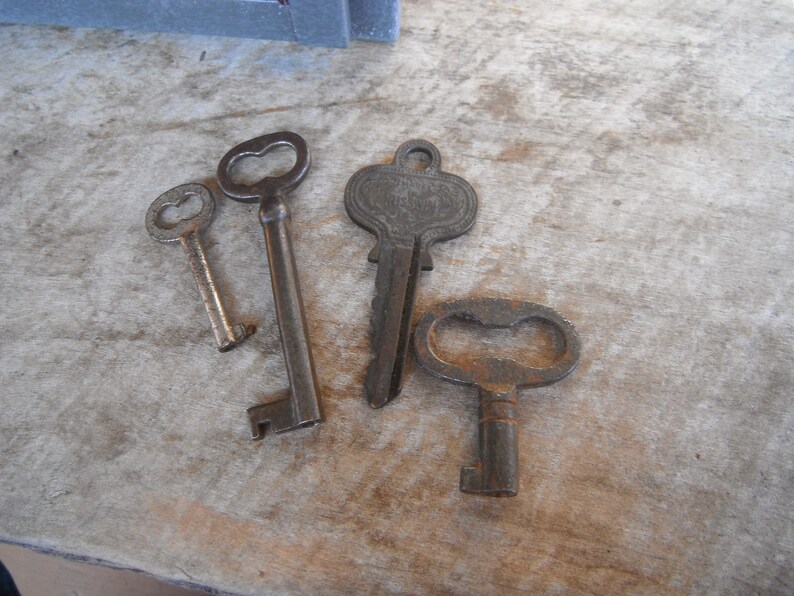 Vintage Lot of Skeleton Keys