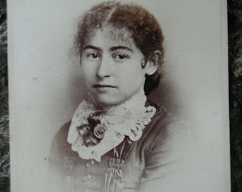 Lovely 1800's Victorian Cabinet Card Photo - Young Lady with Dark Curly Hair - Rochester NY
