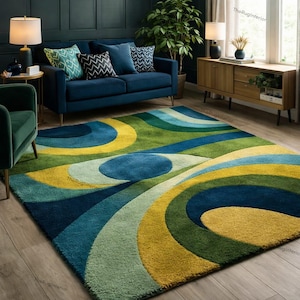 Könnte beinhalten: Ein großer, farbenfroher Teppich mit modernem Design. Der Teppich zeigt ein Muster aus geschwungenen Linien und Kreisen in Blau-, Grün- und Gelbtönen. Der Teppich liegt auf einem Holzboden in einem Wohnzimmer, mit einem blauen Sofa und einem grünen Stuhl.