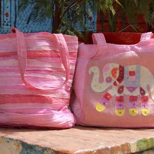 Bolso tote rosa de lino con volantes hechos a mano y apliques de elefante.