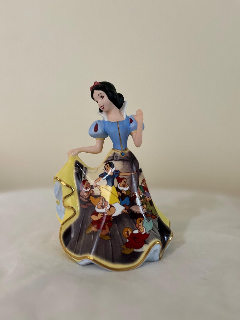 DISNEY FOREVER 2004 PORSLINSDOCKOLLEKTION (Ariel, Jasmine, Belle, Aurora, Snövit, Askungen) bild 5