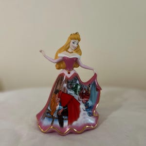 DISNEY FOREVER 2004 PORSLINSDOCKOLLEKTION (Ariel, Jasmine, Belle, Aurora, Snövit, Askungen) bild 7