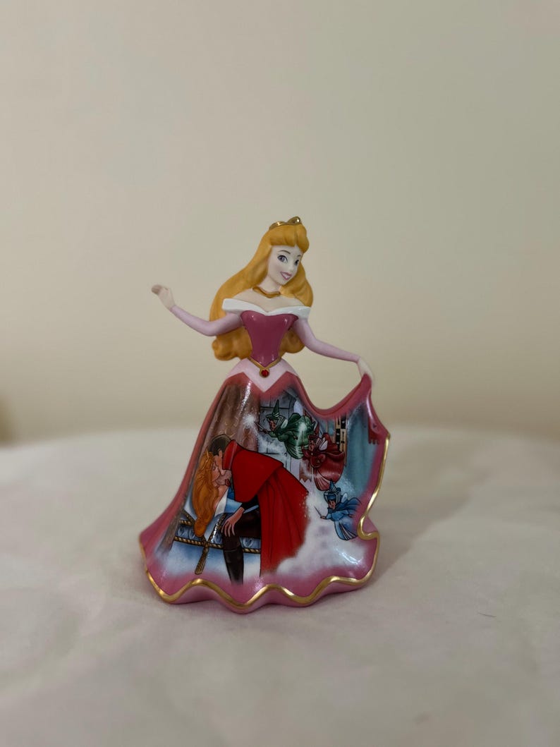 DISNEY FOREVER 2004 PORSLINSDOCKOLLEKTION (Ariel, Jasmine, Belle, Aurora, Snövit, Askungen) bild 7