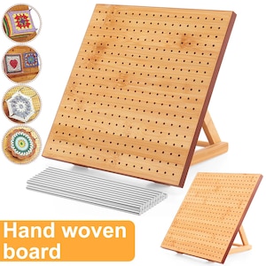 Può includere: Un pannello in bambù tessuto a mano con numerosi piccoli fori, sostenuto da un supporto in legno. Il pannello è marrone chiaro con un bordo marrone rossiccio. Una pila di aste metalliche argentate è di fronte al pannello. Il testo "Hand woven board" è in un rettangolo arancione.