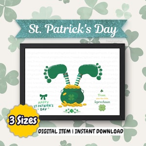 Könnte beinhalten: Gerahmter digitaler Druck zum St. Patrick's Day mit grünen Fußabdrücken, einem Goldtopf und dem Text "St. Patrick's Day". Der Druck enthält auch den Text "Happy St. Patrick's Day" und "From your tiny little leprechaun."