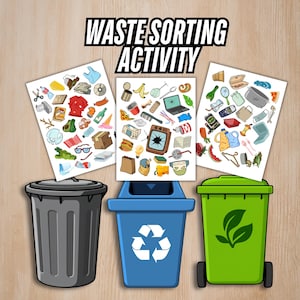 以下が含まれることがあります： 「WASTE SORTING ACTIVITY」の文字が書かれた教育的な画像。3枚のゴミのイラストシートの上にあります。3色のゴミ箱が下にあります。ゴミ箱はグレー、リサイクルマーク付きの青、葉っぱ付きの緑です。