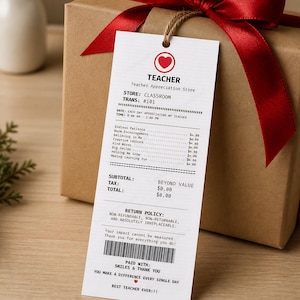Può includere: Un pacco regalo avvolto in carta marrone con un nastro rosso e un'etichetta con la scritta "TEACHER". L'etichetta è progettata come una ricevuta, con frasi come "Endless Patience" e "Warm Encouragement".