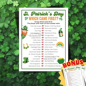 Könnte beinhalten: Ein St. Patrick's Day Quizspiel mit dem Titel "Which Came First?". Das Spiel bietet Fragen mit zwei Antwortmöglichkeiten. Ein Antwortbogen ist enthalten. Der Hintergrund ist grün mit Kleeblättern.