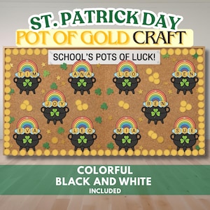 Puede incluir: Una exhibición artesanal del Día de San Patricio con un corcho que presenta recortes coloridos de ollas de oro, arcoíris y tréboles. El tablero incluye el texto "St. Patrick Day Pot of Gold Craft" y "School's Pots of Luck!" con nombres en cada olla. También están presentes las palabras "Colorful Black and White Included".