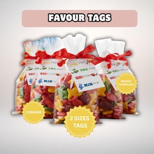 Może przedstawiać: Przezroczyste torebki celofanowe wypełnione kolorowymi cukierkami w kształcie rybek, zawiązane czerwoną wstążką. Każda torebka ma etykietę z napisem "One Fish, Two Fish, Red Fish, Blue Fish". Obraz zawiera również tekst "Favour Tags", "2 Designs", "2 Sizes Tags" i "Instant Download."