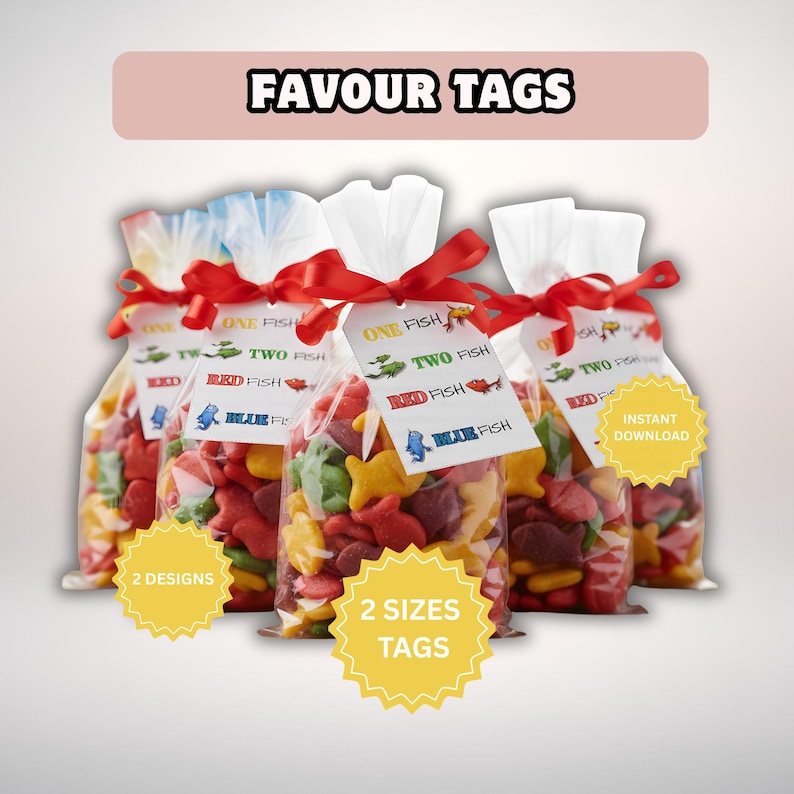 Puede incluir: Bolsas transparentes de celof&aacute;n llenas de caramelos coloridos con forma de pez, atadas con cintas rojas. Cada bolsa tiene una etiqueta que dice "One Fish, Two Fish, Red Fish, Blue Fish". La imagen tambi&eacute;n incluye el texto "Favour Tags", "2 Designs", "2 Sizes Tags" y "Instant Download."