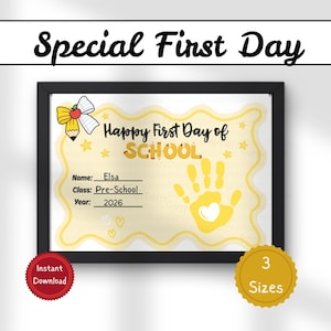 Puede incluir: Un letrero enmarcado titulado Special First Day con un borde amarillo ondulado, un gráfico de lápiz y manzana, y el texto Happy First Day of SCHOOL. Incluye campos para Name: Elsa, Class: Pre-School, Year: 2026 y un gráfico de huella amarilla.
