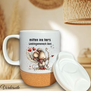 Puede incluir: Taza de cerámica blanca con un diseño de ratón de dibujos animados sosteniendo un arco y una flecha, con el texto "mitten ins herz. Lieblingsmensch Dani." La taza tiene una base de corcho y una tapa blanca. El ratón lleva una bufanda.