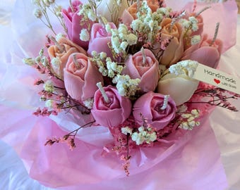 Bouquet artisanal de bougies de soja parfumées, composition florale de roses, décoration d'intérieur élégante