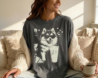 Maglietta Comfort Colors con simpatico Pomsky che beve caffè freddo, maglietta vintage per cani, maglietta Pomsky, maglietta unisex per papà di cani, regalo Pomsky