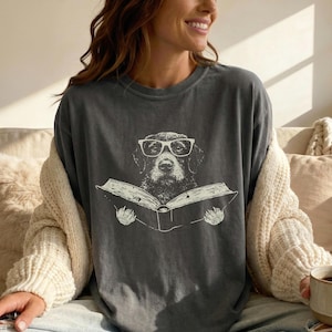 Reading German Wirehaired Pointer Comfort Colors T-Shirt - Dog Lover Book Tee, Vintage GWP Mom Gift, Bookish Dog T, Dog Dad Tee