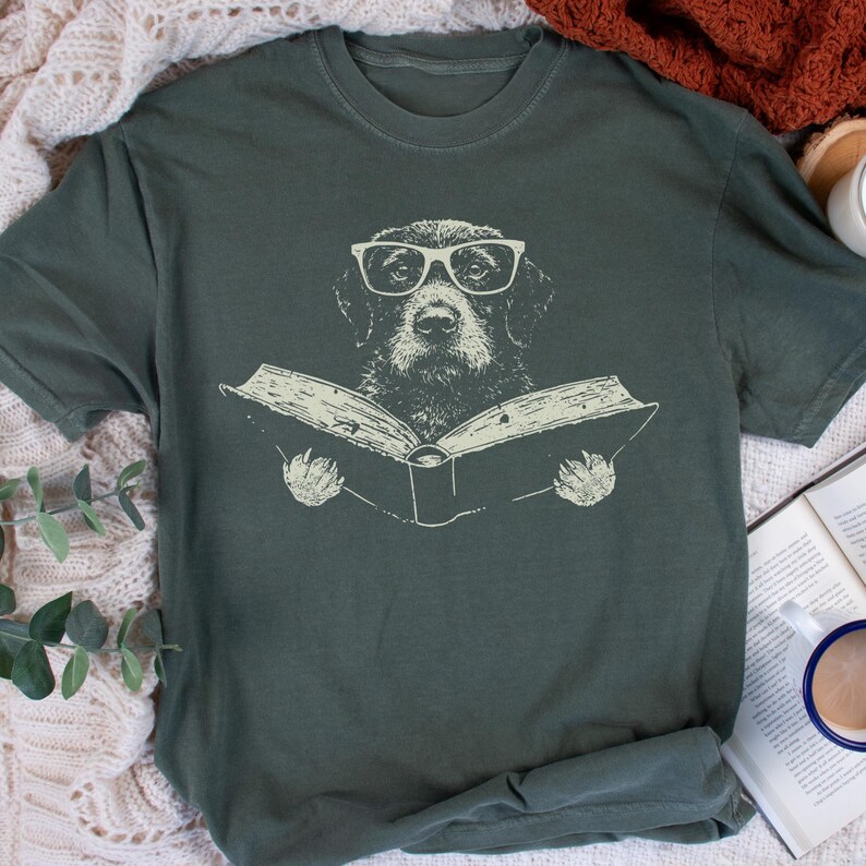 Maglietta Comfort Colors con Pointer tedesco a pelo duro che legge - Maglietta per amanti dei cani e dei libri, regalo vintage per la mamma, maglietta per amanti dei libri e dei cani, maglietta per papà di cani Forest Green