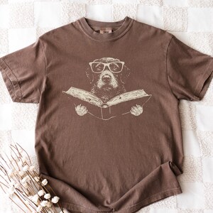 Maglietta Comfort Colors con Pointer tedesco a pelo duro che legge - Maglietta per amanti dei cani e dei libri, regalo vintage per la mamma, maglietta per amanti dei libri e dei cani, maglietta per papà di cani Espresso