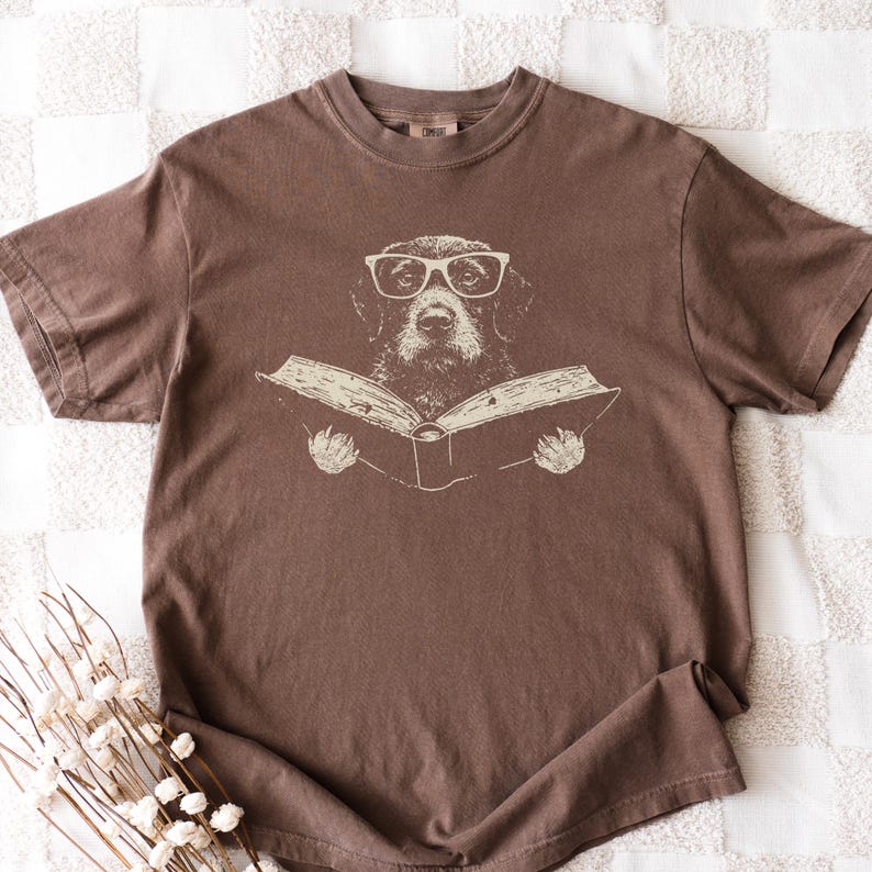 Maglietta Comfort Colors con Pointer tedesco a pelo duro che legge - Maglietta per amanti dei cani e dei libri, regalo vintage per la mamma, maglietta per amanti dei libri e dei cani, maglietta per papà di cani Espresso