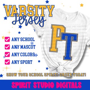 Op de afbeelding: Een wit t-shirt met de letters PT in een geel en blauw varsity-stijl lettertype. De afbeelding bevat de tekst VARSITY JERSEY, ANY SCHOOL, ANY MASCOT, ANY COLORS, ANY SPORT, SHOW YOUR SCHOOL SPIRIT! ORDER TODAY! en SPIRIT STUDIO DIGITALS.