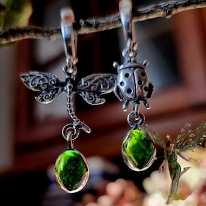 Orecchini asimmetrici in cromo diopside con pietra verde e gioielli in argento sterling Izovella